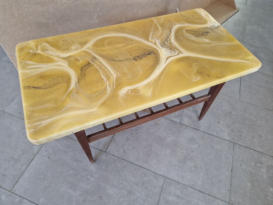 Mesa de centro em madeira e pedra