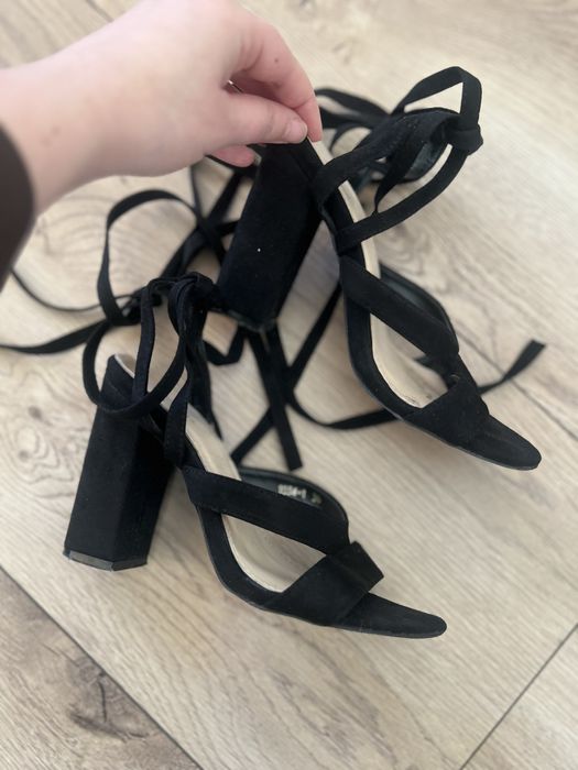 Sandały na obcasie czarne zamsz wiązane Vices 36