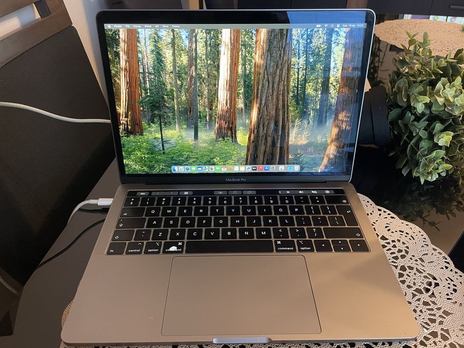 MacBook Pro 13-calowy, 2019, cztery porty Thunderbolt 3