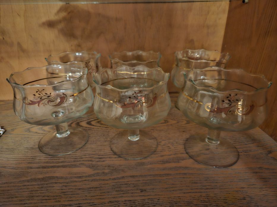 Kieliszki 8 czarki PRL