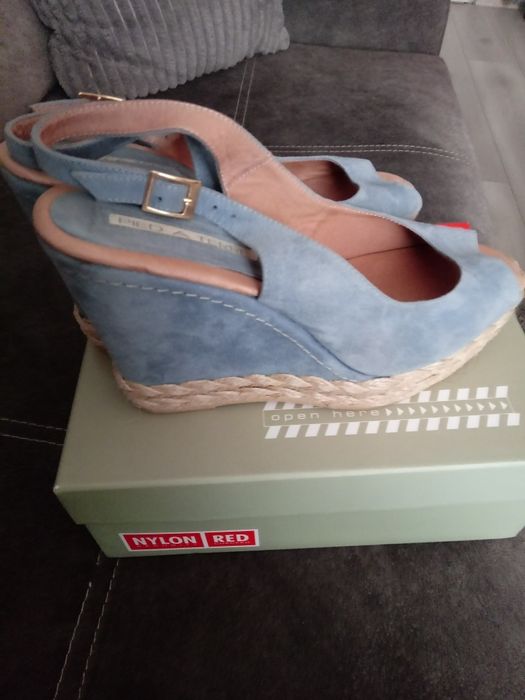 Sandały na koturnie