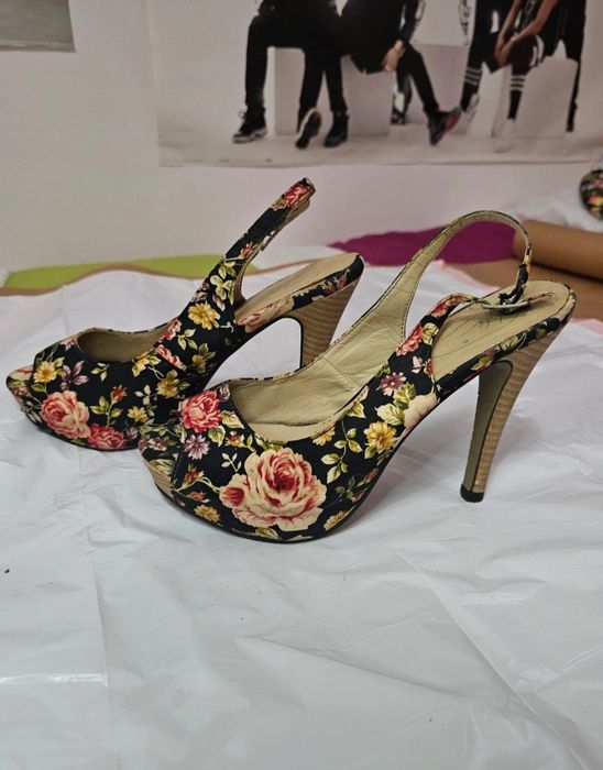 Sapatos altos com flores