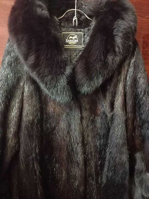 Женская шуба из нутрии с песцовыми вставками