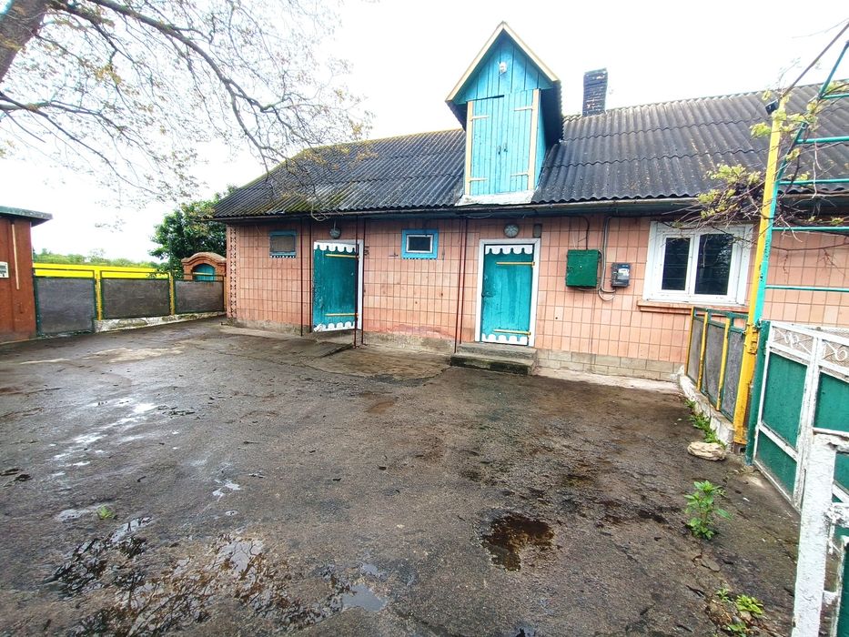 Мрія біля міста: дерев’яний будинок + надвірні будівлі!