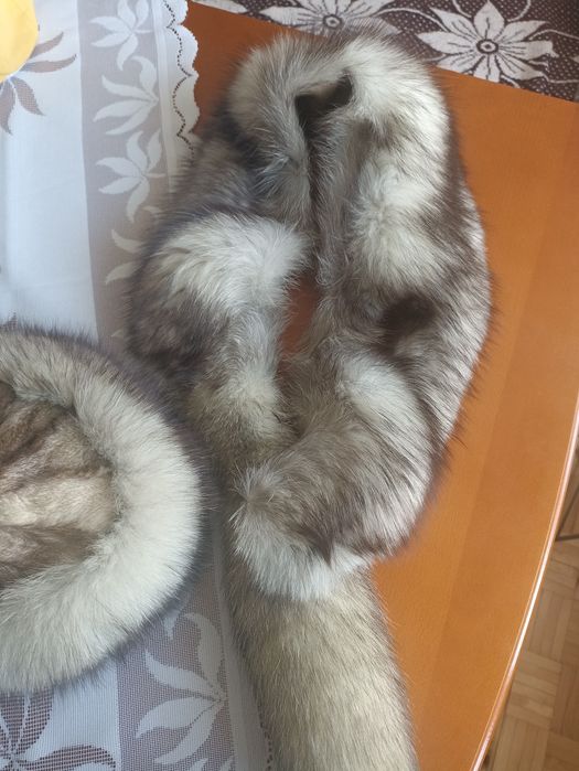 Toczek i szal z lisa srebrnego - naturalne
