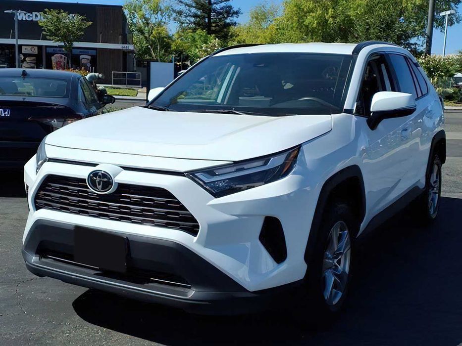 Toyota RAV4      2024