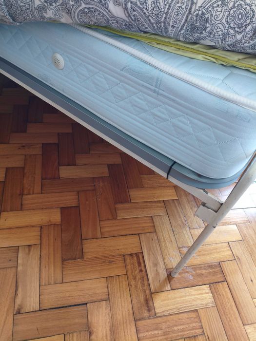 Cama de ferro - duas camas com estrado