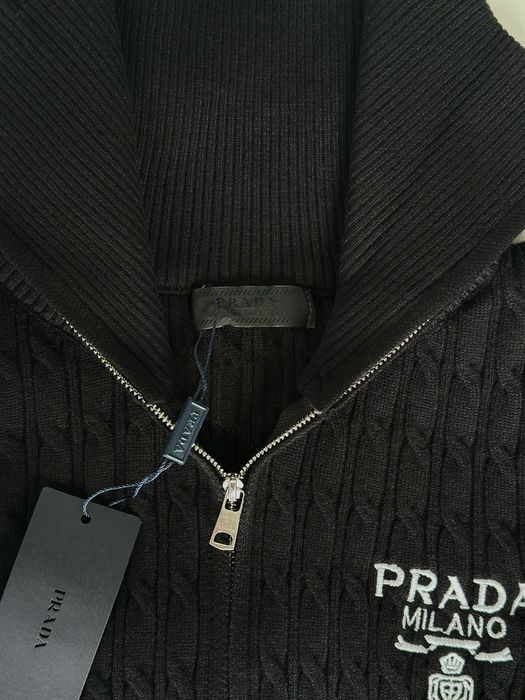 Кофта Prada з горловиною