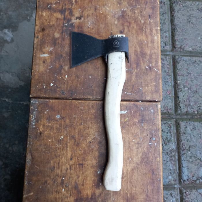 Топор хозяйственный с гвоздодером,(сокира господарська з гвоздодером).