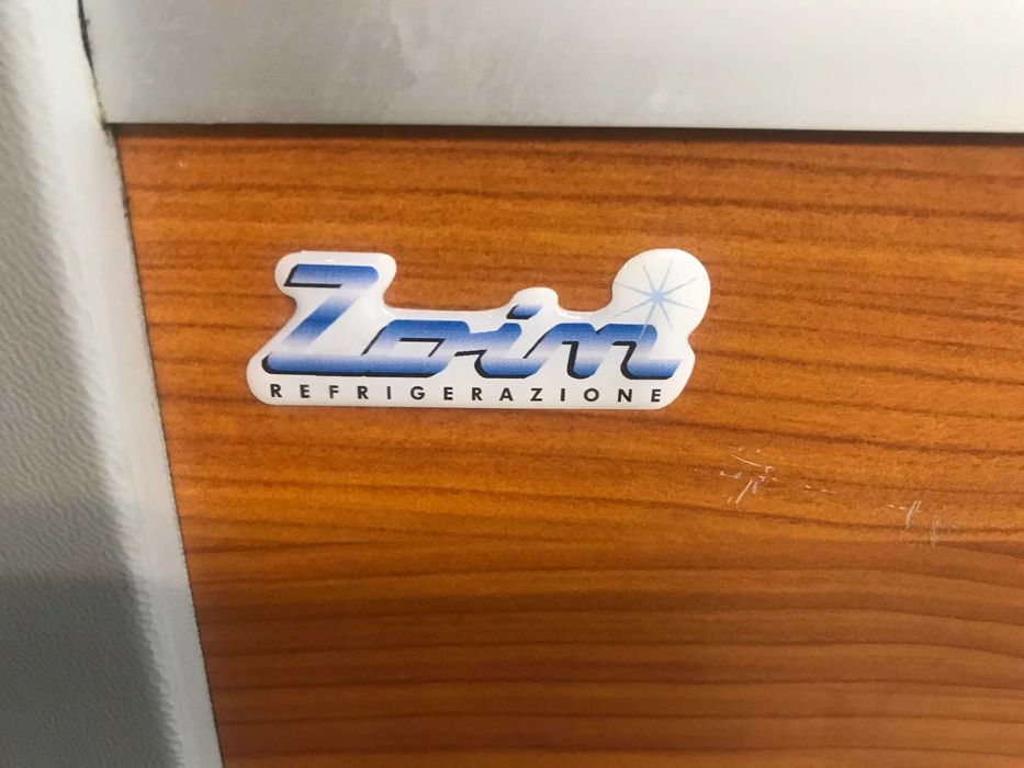 Пристінний холодильний регал. 108х210 см.