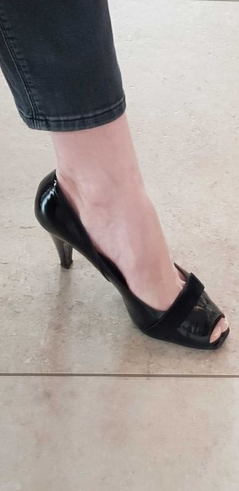 #buty. Czarne czółenka na obcasie, odslonięte palce.