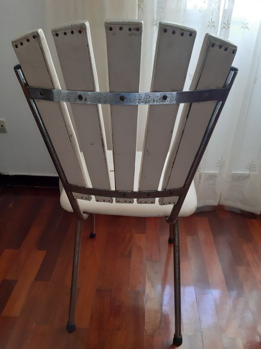 Cadeira de cozinha muito usada para restauro