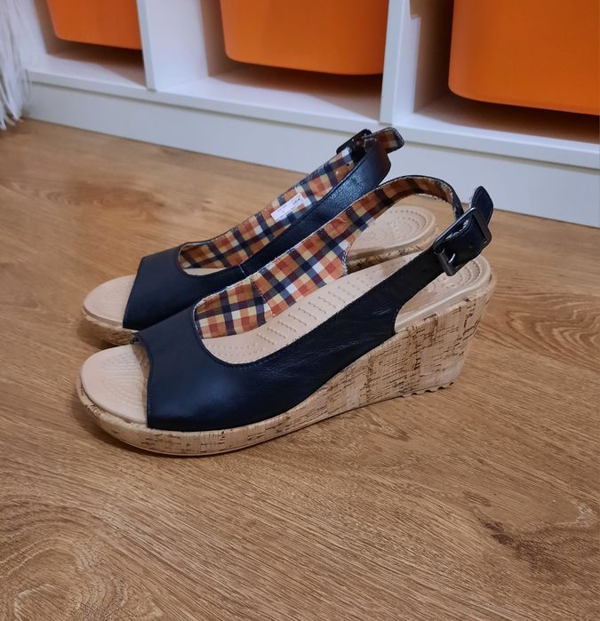 Кожаные босоножки Crocs размер 37 W7 стелька 24,5 см