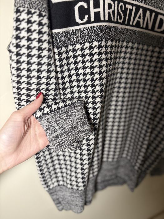 Продам НОВЫЙ женский костюм(свитер+шорты)