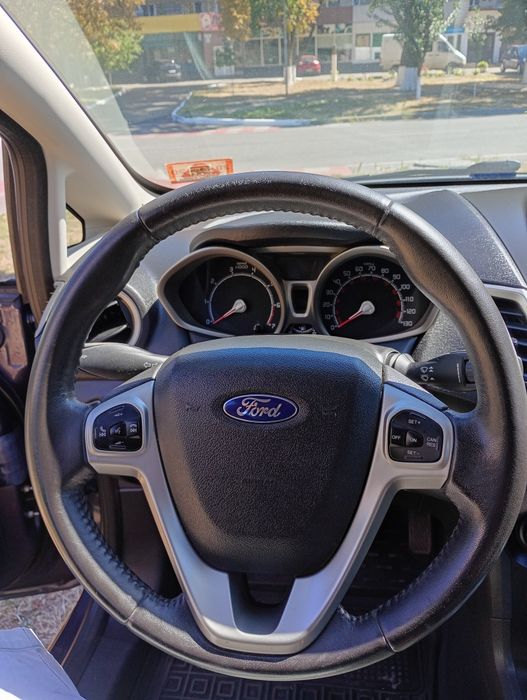 Ford Fiesta( PowerShift)2013року з двигуном 1.6 бензин.