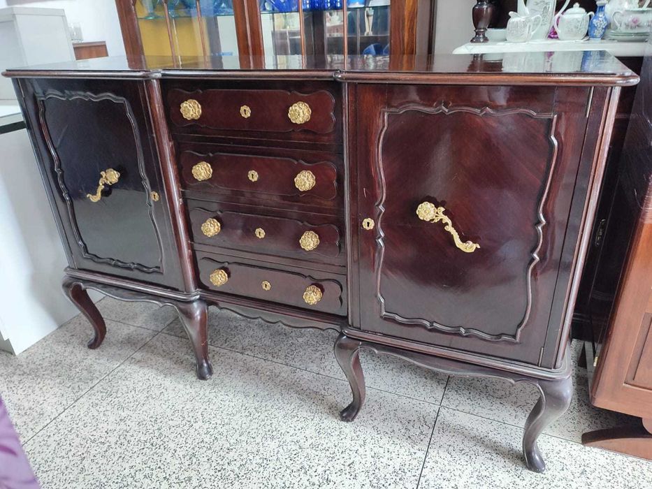 Antigo aparador em madeira maciça