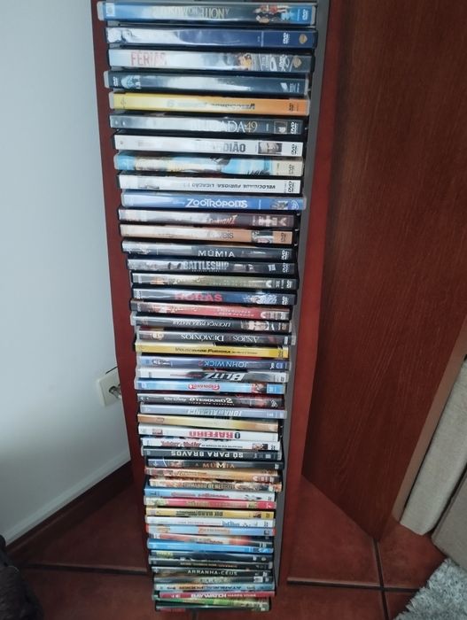 Estante para DVDs com DVDs e aparelho