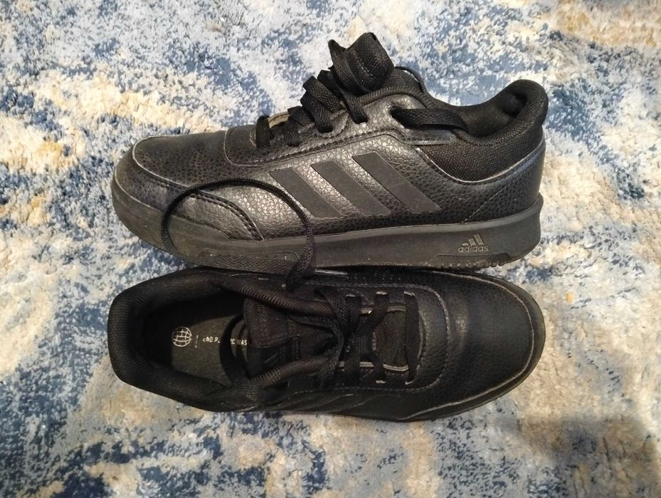 Alba komunijna biała, czarne spodnie i buty adidas