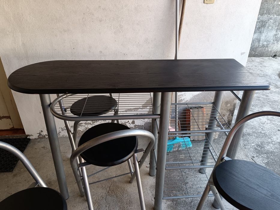 Mesa alta com 4 cadeiras