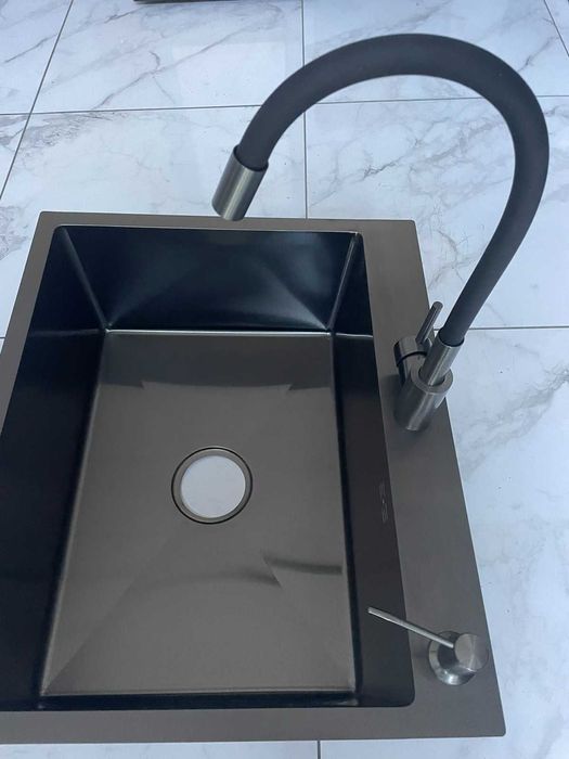 Мийка кухонна Lidz 6050 см чорна та змішувач Kraft гнучкий чорний