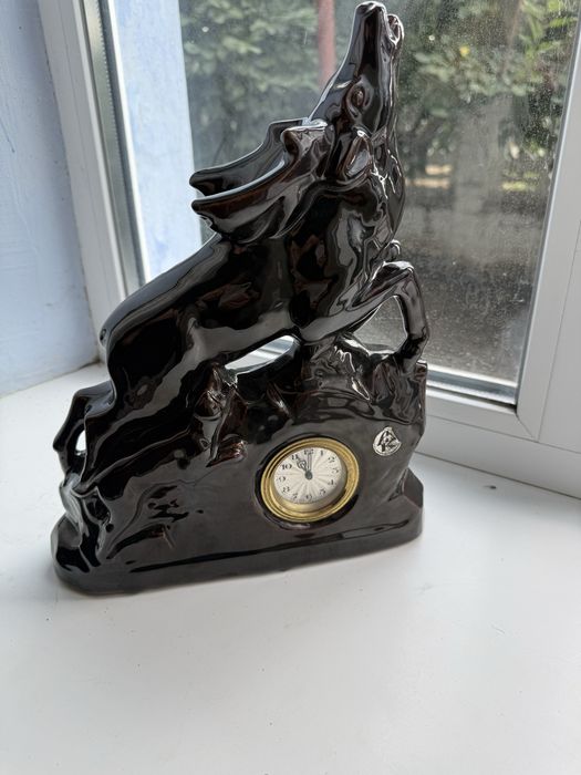 Німецький вінтажний камінний годинник «Полювання» (Олень та собака), глазур
