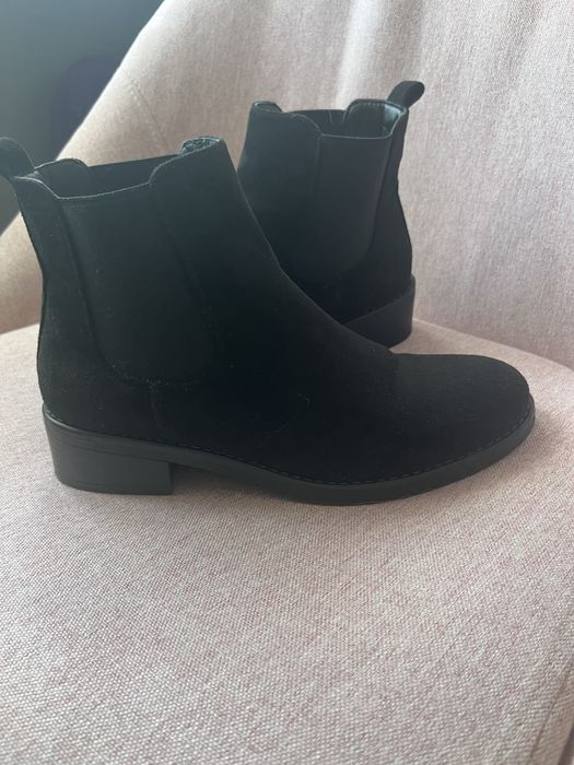 Czarne zamszowe botki 37 sztyblety
