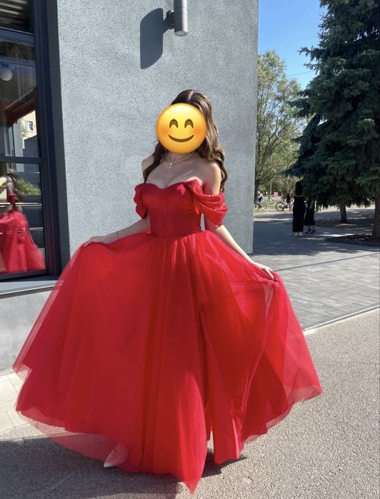 Червона випускна сукня