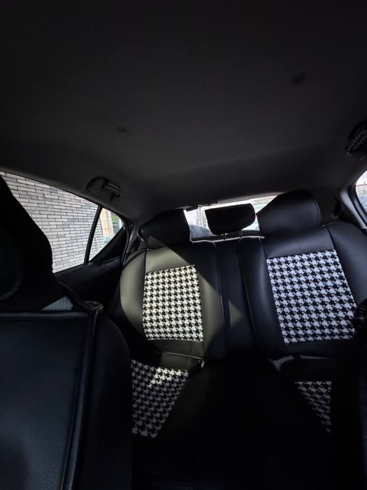 Машина  Toyota prius