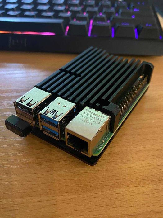 Raspberry Pi 4 Model B + Aluminium Case + 32gb card