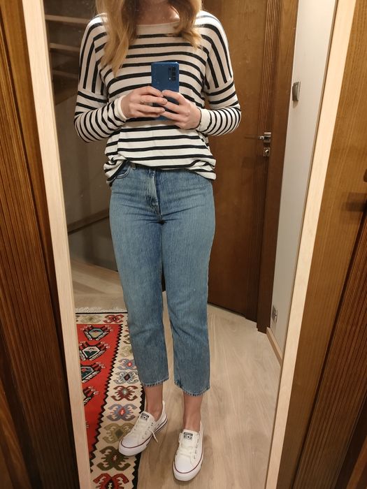 Sweter w paski biało - granatowe