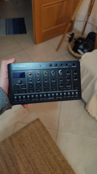 Roland Aira T8 (beat machine)