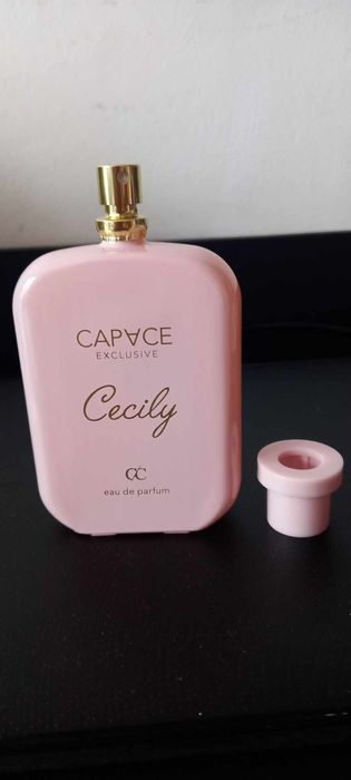Perfumy damskie. Perfumy o słodkim zapachy. Piękne perfumy