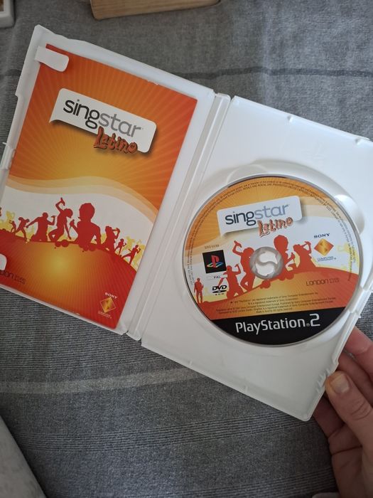 Microfones singstar Ps 2 + singstar Latino ( oferta do jogo)