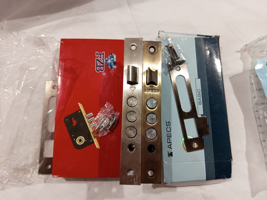 Замки для дверей врізні механічні