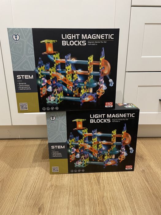 Dwa zestawy klocki magnetyczne 110 elementow swiecacy tor kulkowy