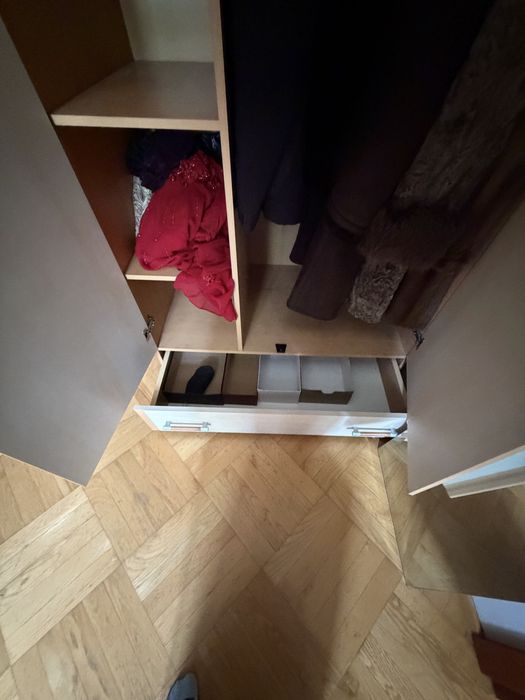 Szafa z pułkami