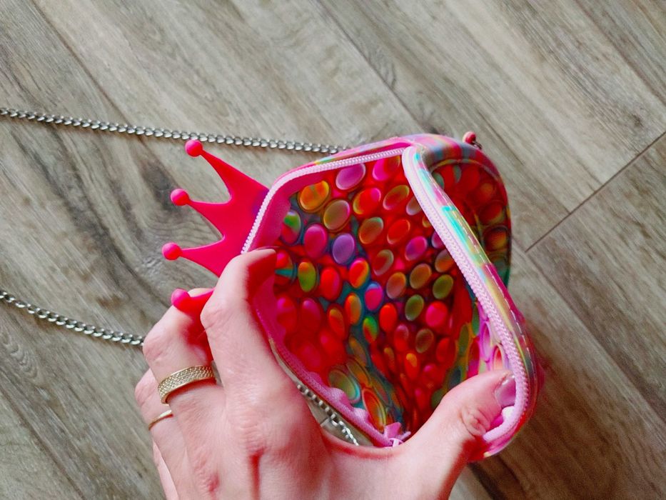 Urocza torebka sensoryczna dla dziewczynki na łańcuszku Pop It
