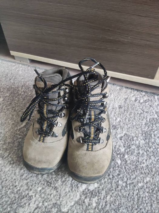 Продам зимние ботинки 32 размер