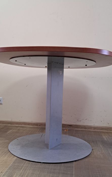 Стіл круглий діаметр 1м.