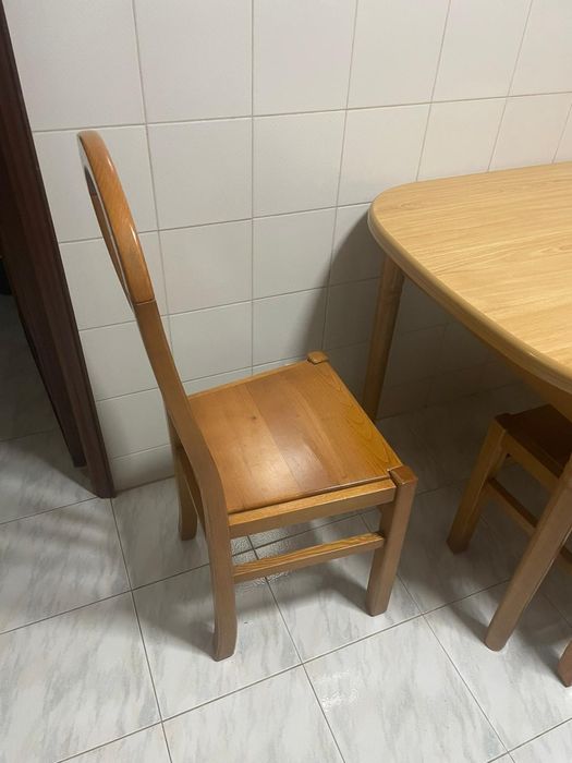 Mesa de jantar extensível com 4 cadeiras de madeira