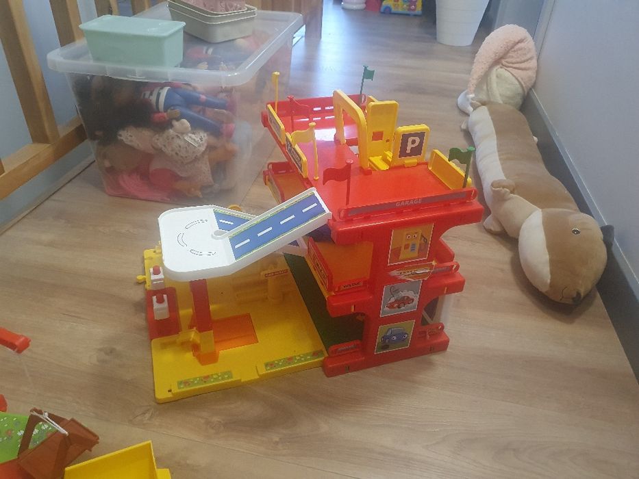 Sprzedam zabawki parking i farmę z wyposażeniem do zabawy