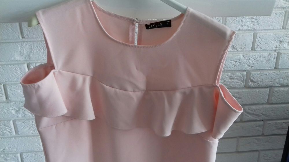 Sukienka pudrowy róż S odkryte ramiona