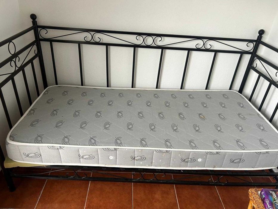 Cama de ferro com colchão