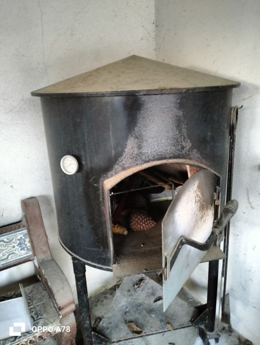 Forno (Móvel)de cozer pão, também dá para cozinhar cabrito ou leitão