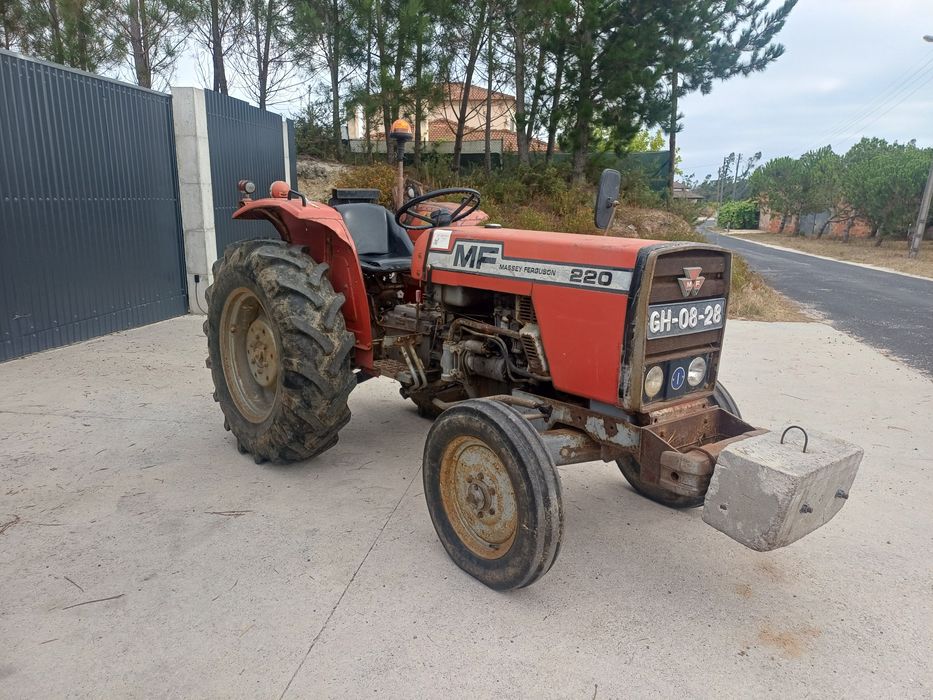 Trator Massey Fergunson 220 (com avaria)