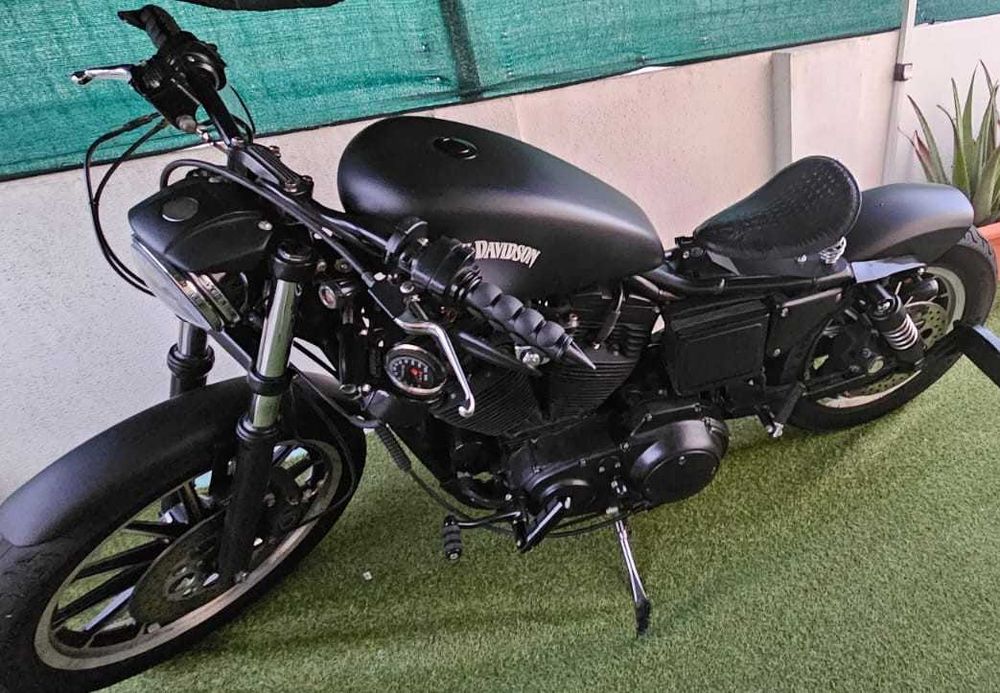 Harley Davidson Sportster 883 em estilo Bobber Custom