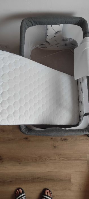 Berço com 3 funções diferentes: berço para cama, berço de balanço e berço de bebé. Com o berço ofereço 1x capa  protetora e 2x lençóis.