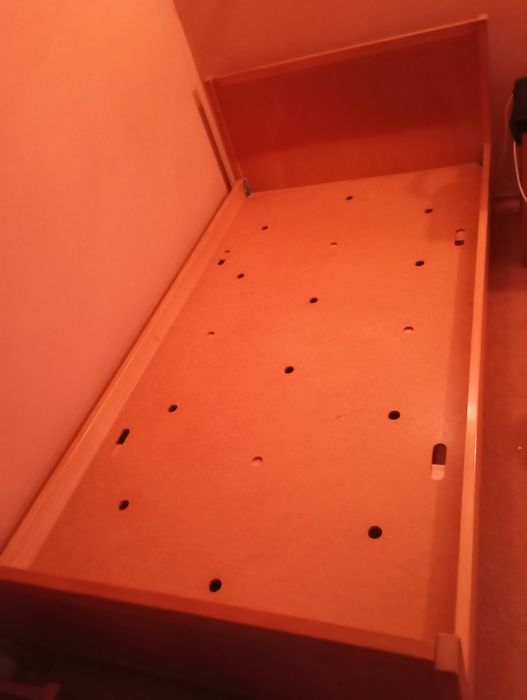 2 camas de solteiro da Olaio, com estrado mas sem colchões.