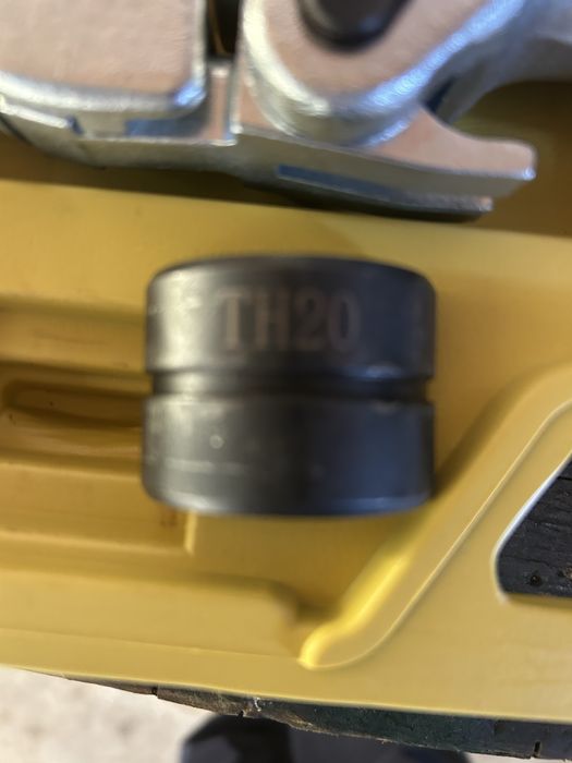 Maquina de cravar tubos multicamada