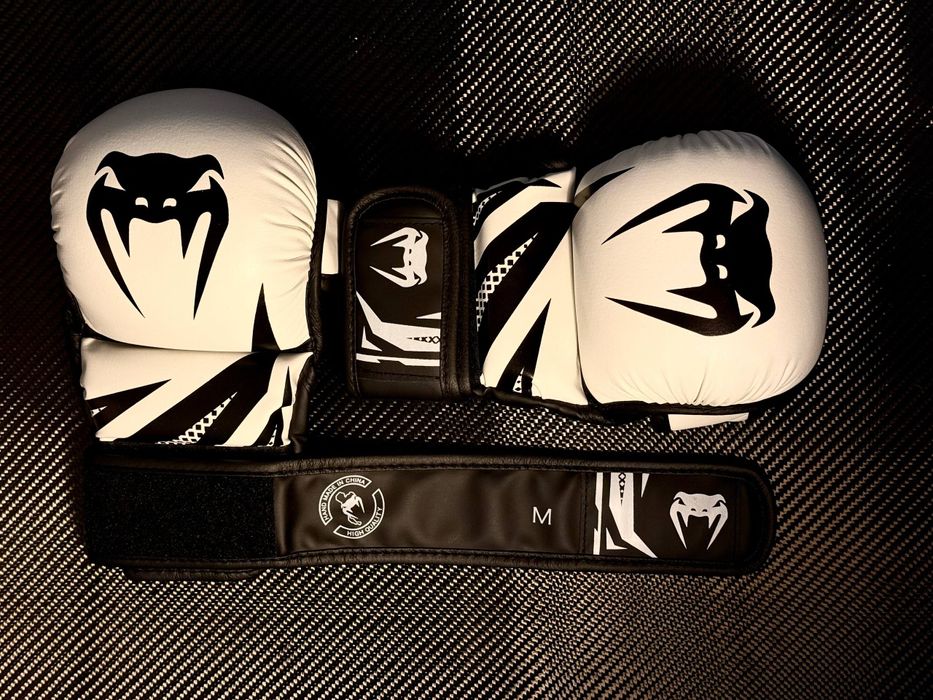 Перчатки для MMA venum